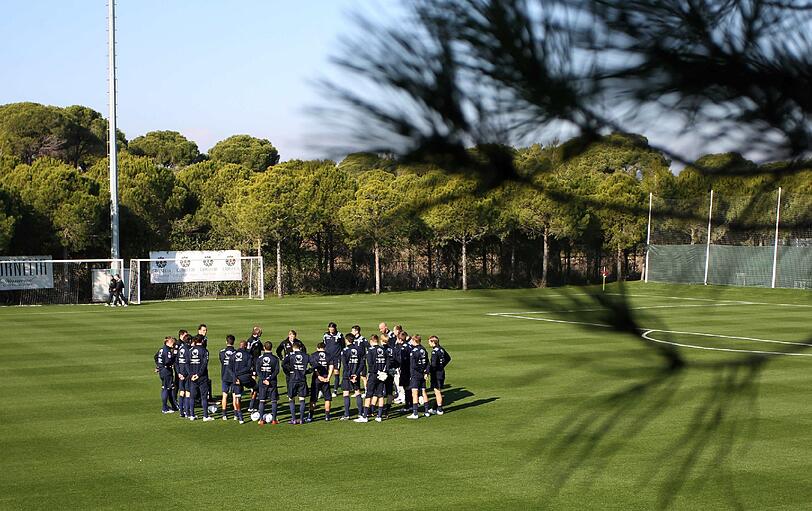 "Ideale Bedingungen": Die Löwen rennen über den Rasen in Belek und Dieter Schneider schaut cool mit Sonnebrille zu. Die besten Bilder vom Trainingslager