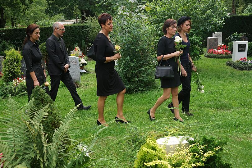 Beerdigung von der Schwabinger Gisela. Die Bilder!