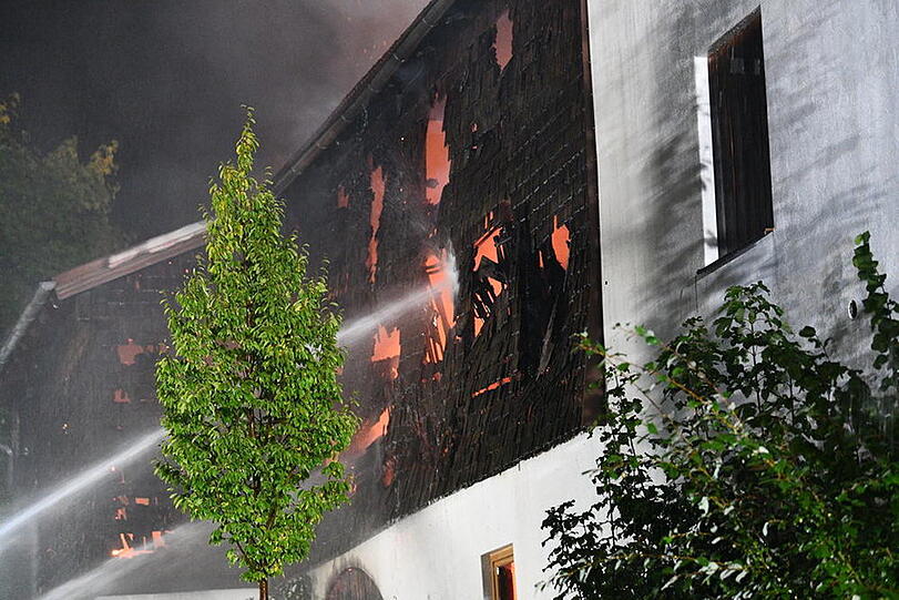 Die Polizei schätzt den entstandenen Sachschaden auf rund 650.000 Euro. Hier die Bilder vom Feuerwehreinsatz in Chieming.