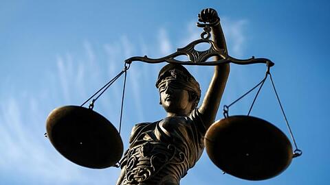 Eine Statue der Justitia hält eine Waage in ihrer Hand. Foto: David-Wolfgang Ebener/dpa/Symbolbild