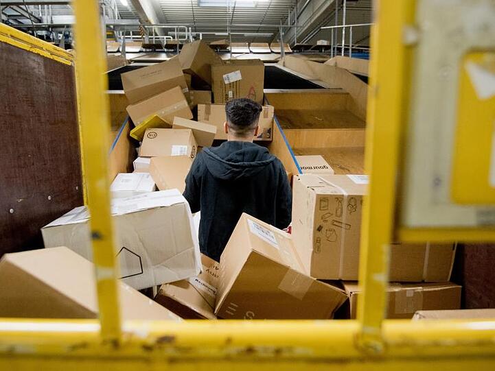 Pakete liegen in einem Paketzentrum von Deutsche Post und DHL.