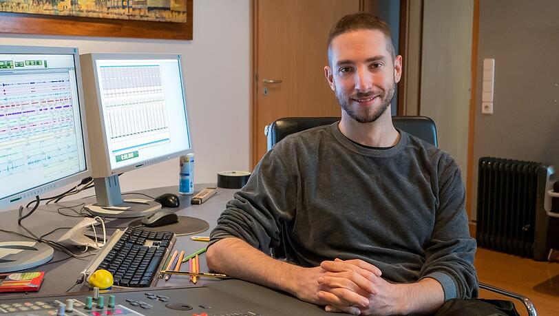 Der Regisseur Noam Brusilovsky wurde 2022 mit dem Hörspielpreis der Kriegsblinden geehrt. Der Regisseur Noam Brusilovsky wurde 2022 mit dem Hörspielpreis der Kriegsblinden geehrt.