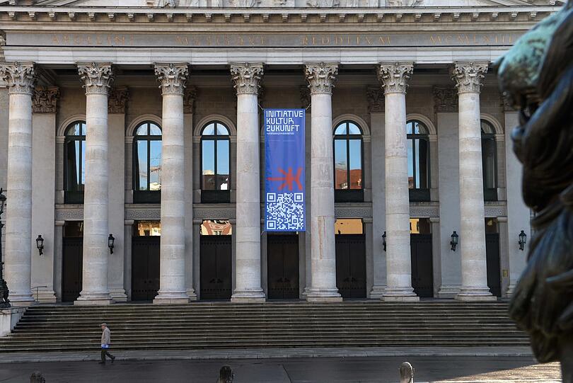 An den Säulen des Nationaltheaters warb zuletzt ein Banner für eine Initiative, die eine bessere Kulturpolitik einfordert. Und das heißt fast immer: mehr Geld, das der Bayerischen Staatsoper derzeit zu fehlen scheint.