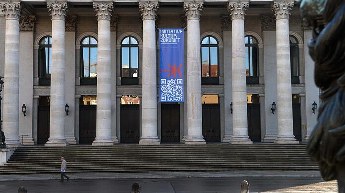 An den Säulen des Nationaltheaters warb zuletzt ein Banner für eine Initiative, die eine bessere Kulturpolitik einfordert. Und das heißt fast immer: mehr Geld, das der Bayerischen Staatsoper derzeit zu fehlen scheint.