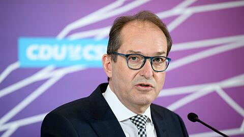 Vorsitzender der CSU-Landesgruppe in der Unionsfraktion Alexander Dobrindt äußert sich bei einer Pressekonferenz.