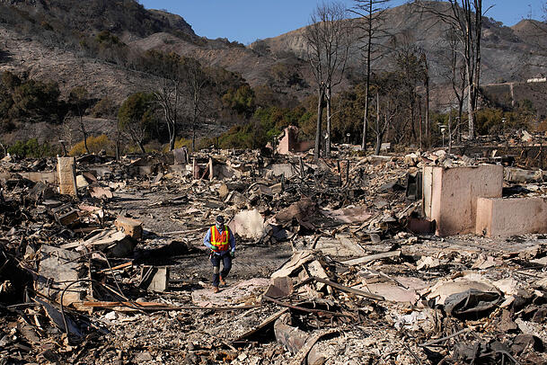 Ein Arbeiter begutachtet die Schäden des Palisades-Feuers im Stadtteil Pacific Palisades von Los Angeles.