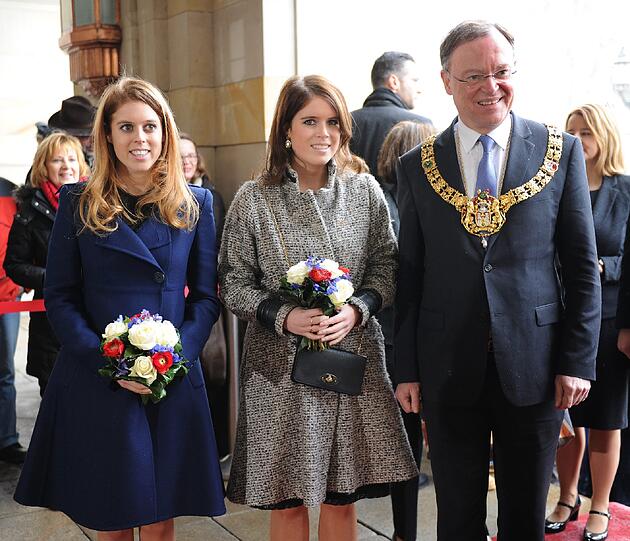 Die Enkelinnen der Queen in Hannover: Die britischen Prinzessinnen Eugenie (M ) und Beatrice (l) sind am Freitag gekommen, um an der Einweihung des wiederaufgebauten Schlosses Herrenhausen teilzunehmen.