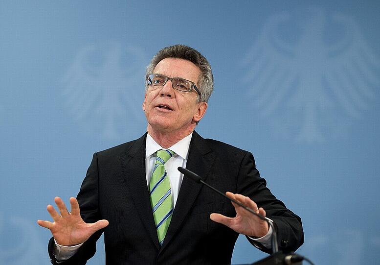 Innenminister Thomas de Maiziere (CDU): Auch der CDU-Mann im Innenminister ist wie sein SPD-Kollege im Außenministerium in eine Rolle zurückgekehrt, die er früher mal hatte &ndash; aber weniger gern als dieser. Er erledigt seine Aufgaben verlässlich und solide; im Verbund ist er eher still und drängelt sich nicht gern vor. Momentan ist er ohnehin noch damit beschäftigt, die Scherben seines Vorgängers Friedrich zusammenzukehren: etwa bei der Islam-Konferenz oder im Verhältnis zum Justizministerium. Beliebtheit: 45 Prozent.