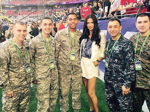 Adriana Lima posiert mit Soldaten