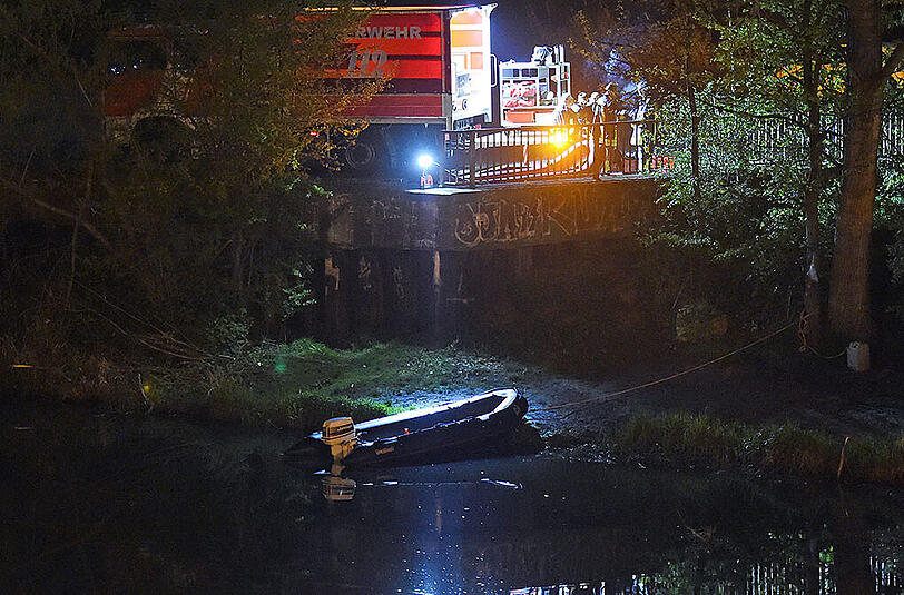 Die Leiche wurde im Bereich der Landauer Brücke beim Elsterbecken gefunden. Foto: Hendrik Schmidt