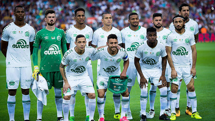 Chapecoense tritt in Barcelona zum Testspiel an. Die Fans feiern das durch einen Flugzeugabsturz gebeutelte Team.