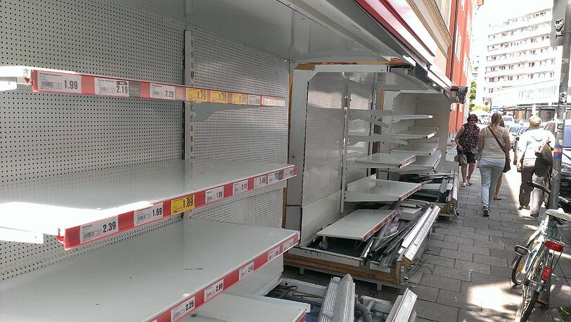 Wer dran vorbeigeht, merkt schnell, was hier passiert: Die alten Kühlregale stehen auf dem Gehweg.