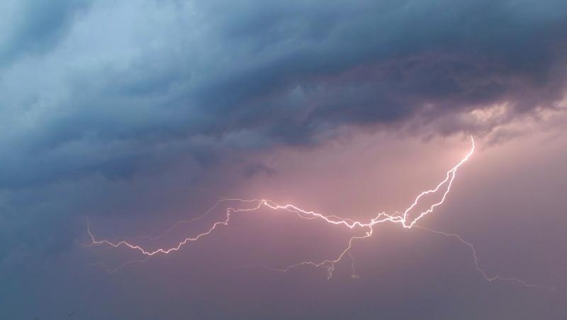 Ein Blitz erhellt den Abendhimmel über einem Feld. Foto: Patrick Pleul/dpa-Zentralbild/ZB/Symbolbild Ein Blitz erhellt den Abendhimmel über einem Feld. Foto: Patrick Pleul/dpa-Zentralbild/ZB/Symbolbild