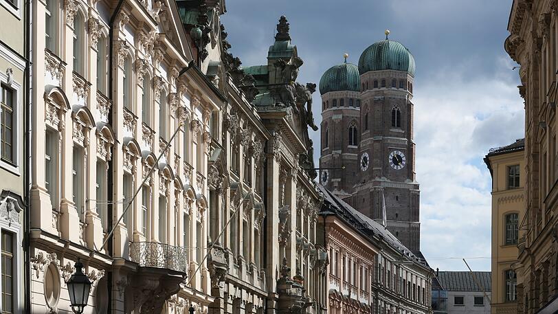 Postkarten-Motiv: die Kardinal-Faulhaber-Straße mit der Frauenkirche.
