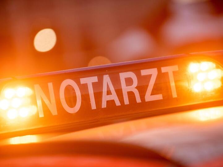 Notarzt im Einsatz. Foto: Lino Mirgeler/dpa/Archivbild