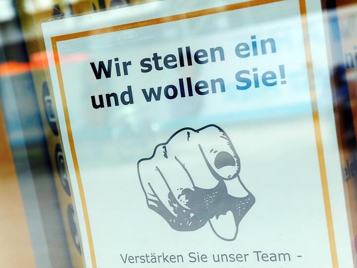 Ein Zettel mit der Aufschrift "Wir stellen ein und wollen Sie!" hängt in einem Schaufenster in Hannover.