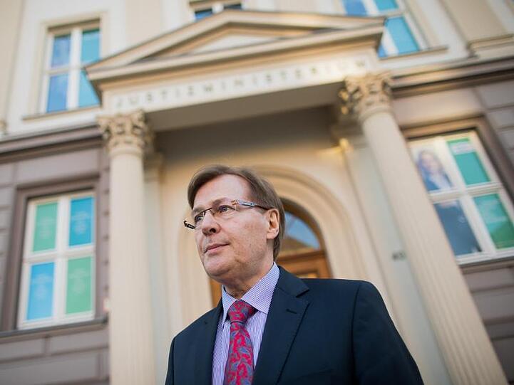 NRW-Justizminister Peter Biesenbach berichtet von 51 "Cum-Ex"-Verfahren bei der Staatsanwaltschaft Köln.
