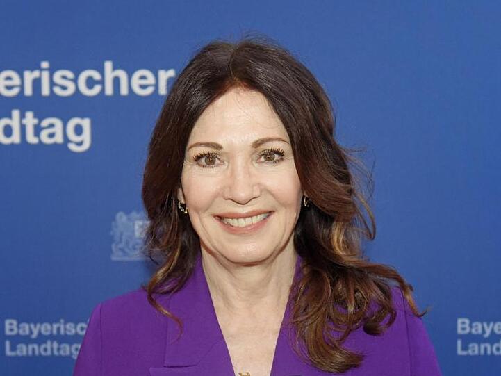 Iris Berben, Schauspielerin aus Deutschland, erhält im Bayerischen Landtag die Verfassungsmedaille. Foto: Tobias Hase/dpa/Archivbild