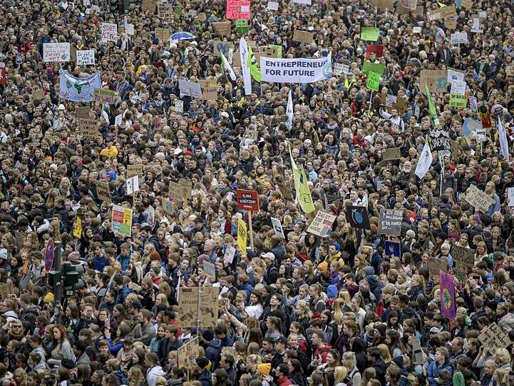 Sie sind viele, und sie sind laut: Tausende Teilnehmer haben sich beim Klimastreik auf dem Hamburger Jungfernstieg versammelt.