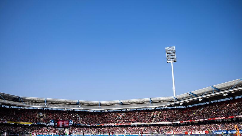 Übersicht des Max-Morlock-Stadions während dem Spiel mit Zuschauern.