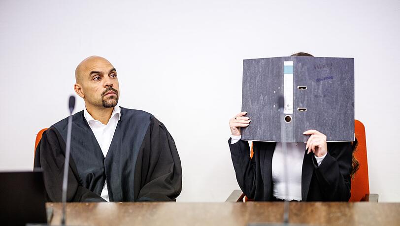 Der Angeklagten wird unter anderem vorgeworfen, ein Mädchen als Sklavin gehalten zu haben und die Fünfjährige habe verdursten lassen.