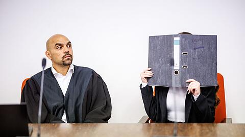 Der Angeklagten wird unter anderem vorgeworfen, ein Mädchen als Sklavin gehalten zu haben und die Fünfjährige habe verdursten lassen.