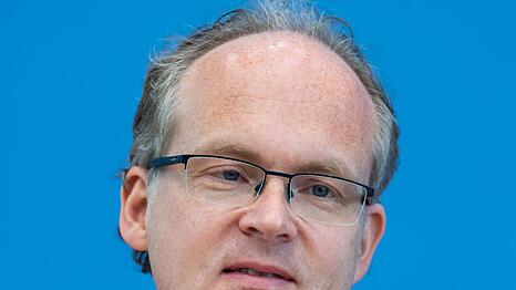 &Ouml;konom Sebastian Dullien warnt davor, die Debatte schade der Binnennachfrage. (Archivbild)