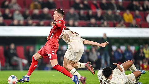 Said El Mala (l) kam sp&auml;t und konnte das Spiel nicht mehr in eine andere Richtung lenken.