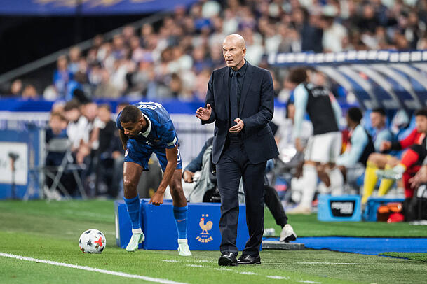 Schwärmt von Bayern-Star Michael Olise: Frankreich-Trainer Zinedine Zidane. Schwärmt von Bayern-Star Michael Olise: Frankreich-Trainer Zinedine Zidane.