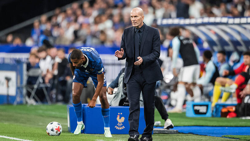 Schwärmt von Bayern-Star Michael Olise: Frankreich-Trainer Zinedine Zidane. Schwärmt von Bayern-Star Michael Olise: Frankreich-Trainer Zinedine Zidane.