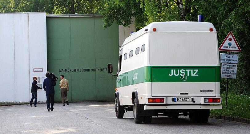 Journalisten warten am Freitag in München am Südtor der Justizvollzugsanstalt München Stadelheim, als ein Gefangenentransporter angefahren kommt. Der verurteilte ehemalige KZ-Wachmann John Demjanjuk soll im Laufe des Tages die JVA verlassen.