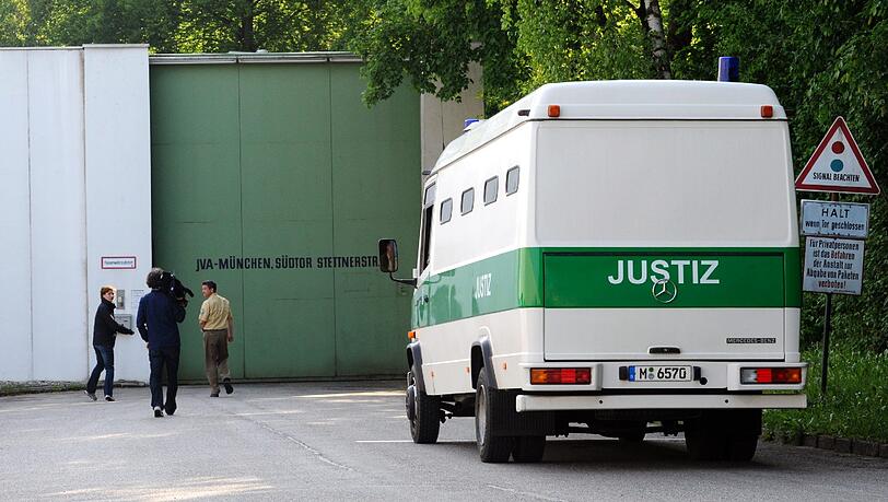 Ein Gefangenentransporter wurde am Dienstag von einer Gruppe angegriffen. (Symbolbild)
