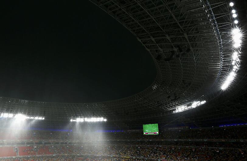 Ein heftiges Gewitter hat zu einer Unterbrechung der EM-Partie zwischen der Ukraine und Frankreich geführt. Die Bilder.