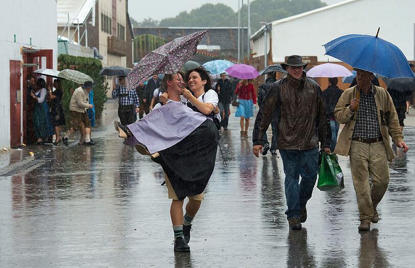 Der Regen am ersten Wiesntag war für viele Besucher eine Last, die sie gerne in Kauf nahmen.
