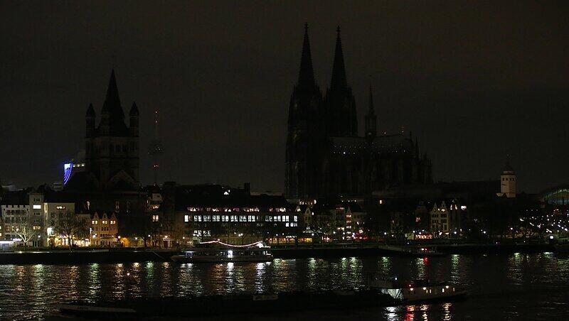 Während Anhänger des islamkritischen «Pegida»-Bündnisses am 05.01.2015 in Köln demonstrieren, wurde die Außenbeleuchtung des Kölner Doms abgeschaltet, um ein Zeichen gegen Fremdenfeindlichkeit zu setzen. Auch das Rathaus, mehrere Kirchen und weitere historische Gebäude knipsten das Licht aus.