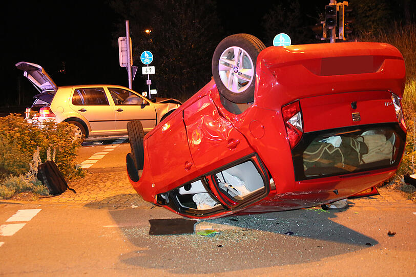 Aufgrund einer kaputten Ampel kam es in der Nähe von Mühldorf zu einem Zusammenstoß zwischen einem VW Golf und einem Seat.