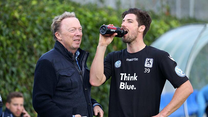 Der Präsident des TSV 1860, Peter Cassalette, ist ins Trainingslager gereist und spricht hier mit Neuzugang Jan Mauersberger. Der Präsident des TSV 1860, Peter Cassalette, ist ins Trainingslager gereist und spricht hier mit Neuzugang Jan Mauersberger.