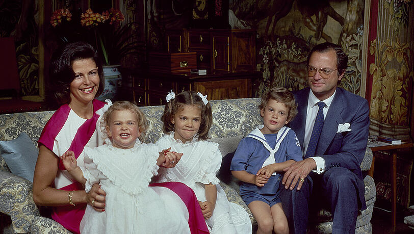 Die Geburten der drei Kinder Victoria, Carl Philip und Madeleine bringen dem Paar mächtig Sympathiepunkte ein - sowohl bei den Schweden als auch bei den Deutschen. Die Geburten der drei Kinder Victoria, Carl Philip und Madeleine bringen dem Paar mächtig Sympathiepunkte ein - sowohl bei den Schweden als auch bei den Deutschen.
