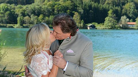 Hochzeitskuss vor Traumkulisse: Marianne und Michael Hartl am Tegernsee.