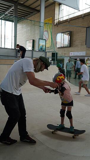 In der Schalterhalle des Münchner Bahnhofs dreht sich vom 21. Juni bis 4. Juli alles rund um das Thema Skateboarding.