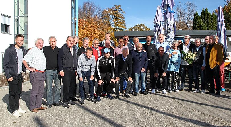 Gruppenbild mit Dame: Christl Estermann und ihre Gäste.