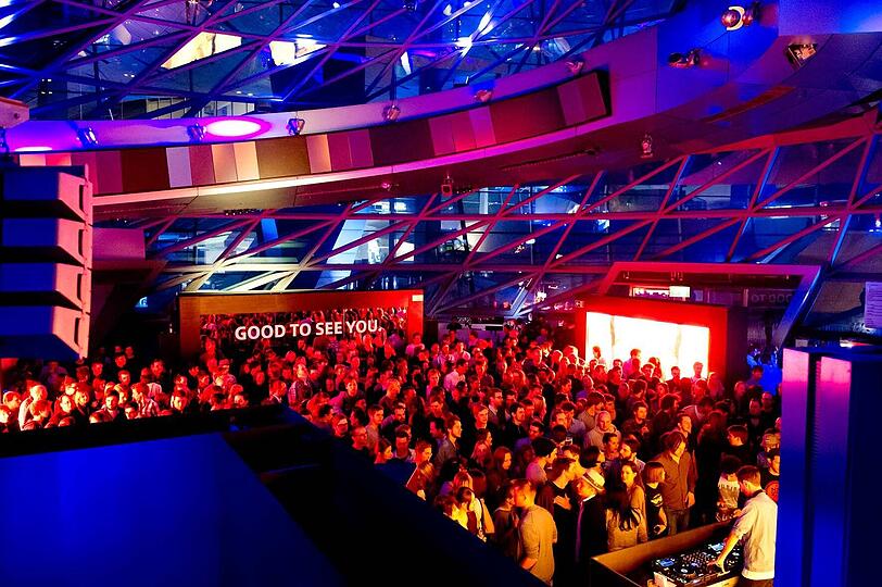 Das Event bringt den Doppelkegel der BMW Welt zum Vibrieren.