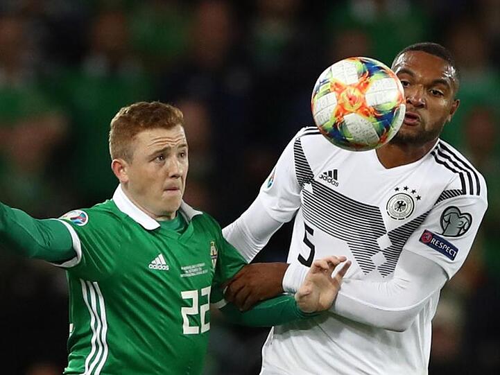 Jonathan Tah (r) im Duell um den Ball gegen Shayne Lavery (l) aus Nordirland.