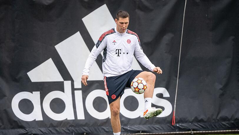 Niklas Süle vom FC Bayern München spielt einen Ball.