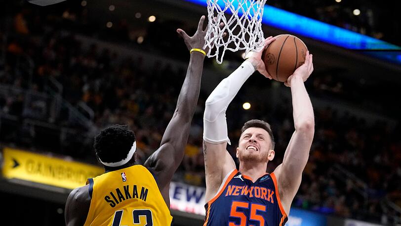 Isaiah Hartenstein (r) von den New York Knicks zieht gegen Pascal Siakam von den Indiana Pacers zum Korb.