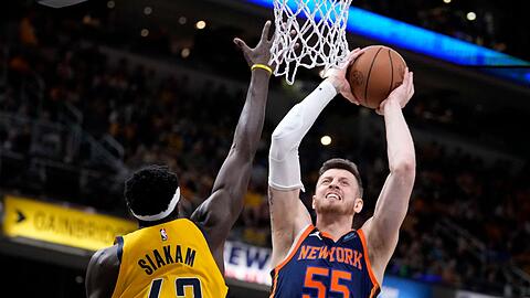 Isaiah Hartenstein (r) von den New York Knicks zieht gegen Pascal Siakam von den Indiana Pacers zum Korb.