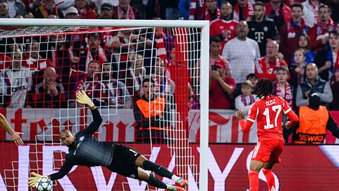 Michael Olise (r) scheitert an Torwart Robert Sanchez.