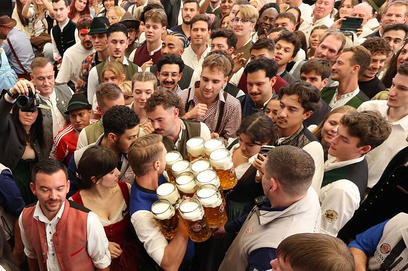 Ab 12.00 Uhr wurde Bier ausgeschenkt. Ab 12.00 Uhr wurde Bier ausgeschenkt.
