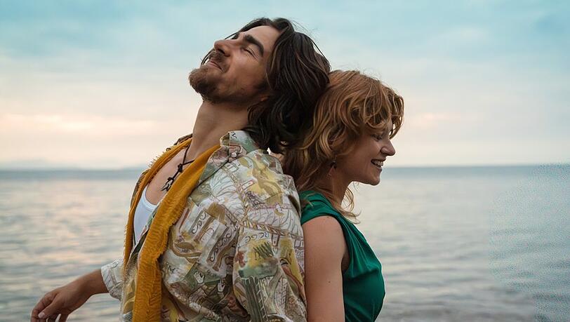 "Amore mio - Niemand ist wie Du": Edda (Sinje Irslinger, r.) und Matteo (Paolo Francesco Möller) tanzen am Strand. "Amore mio - Niemand ist wie Du": Edda (Sinje Irslinger, r.) und Matteo (Paolo Francesco Möller) tanzen am Strand.
