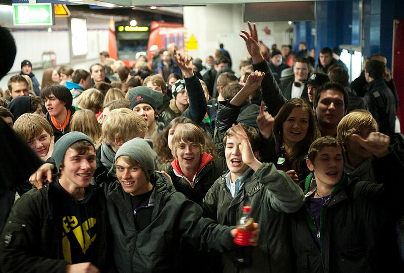Bei dem über Facebook organisierten "Abschiedstrinken" in der Münchner S-Bahn haben rund 2.000 Menschen beim Feiern für erhebliche Sachbeschädigungen gesorgt.